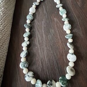 Pretty stone marble necklace green & white